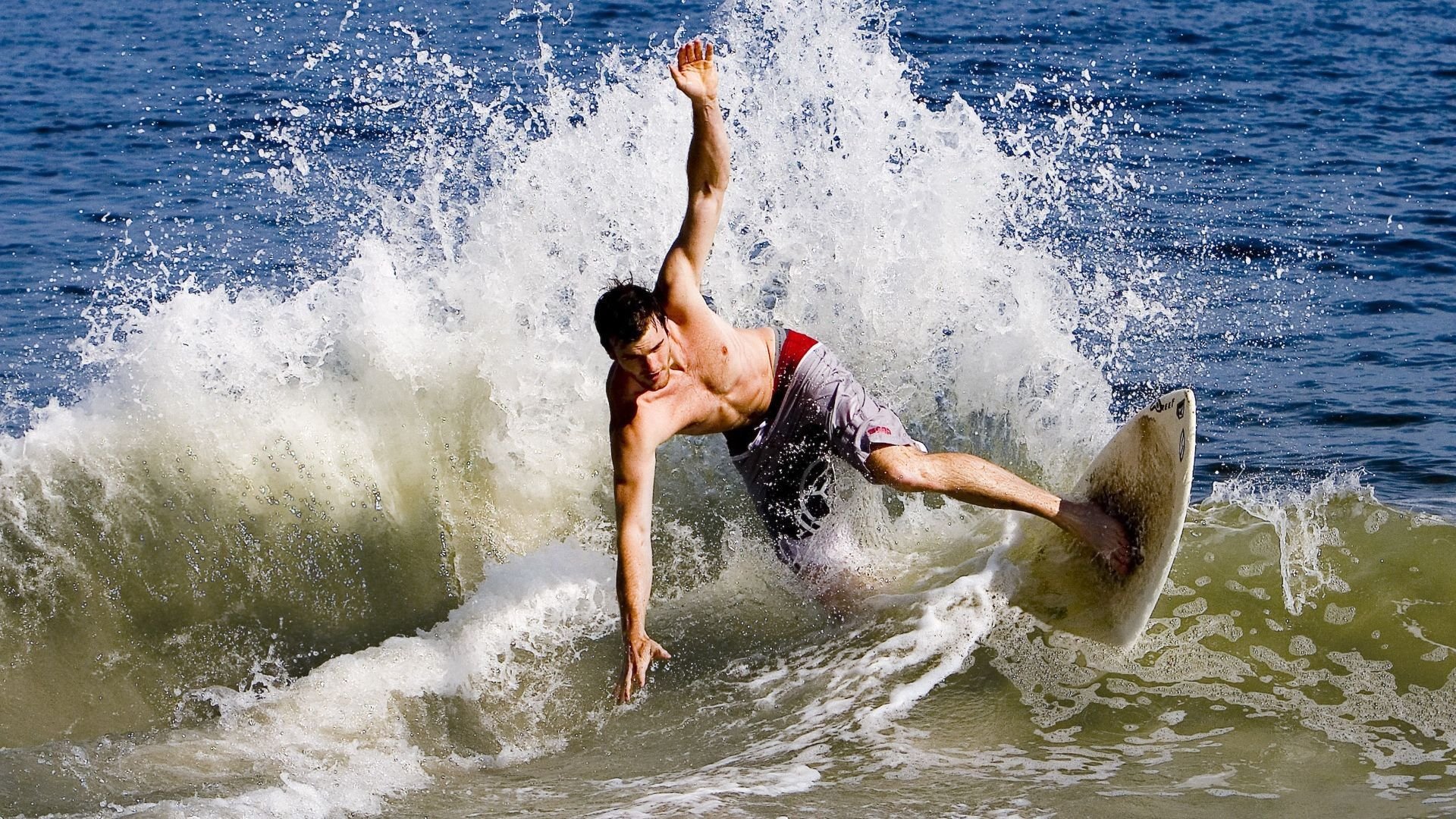 “校园足球联赛火热进行，激发青少年足球兴趣”，全国青少年校园足球特色学校汇报材料